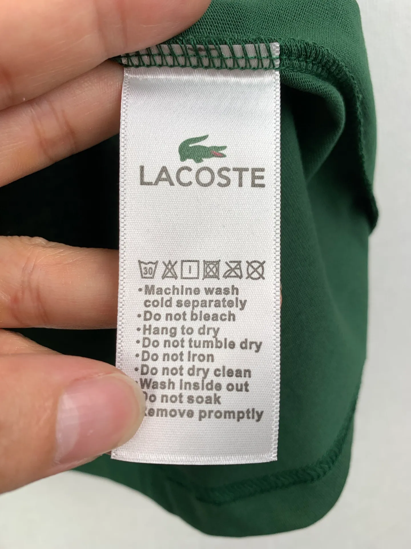 Lacoste crocodile logo short-sleeved T-shirt. Customized combed smooth plain cotton. Smooth and soft. Comfortable. Breathable. The pine dark green that has been deposited by time. The soft tones make people calm and calm. The iconic small crocodile pops up in the heart. The vivid logo contrasts with the calm background. The calm colors show the French style. Cut out the complexity and simplify it. Use solid color as the base and the logo as the print to show the texture and brand heritage in a low-key manner. Process 1: Use the car seal process. Make independent embroidered chapters through computer embroidery, then position them and sew them to fix them on the clothes. They have a strong three-dimensional effect, are strong and washable, and have stable quality. Process 2: The fabrics have been fermented and washed. They have a better hand feel and are not easy to deform, not easy to shrink, not easy to fade, and maintain long-term beauty. Accessories: Customized 1:1 Lacoste crocodile logo Customized 1:1 Lacoste trademark Version: Loose version Size: S M L XL